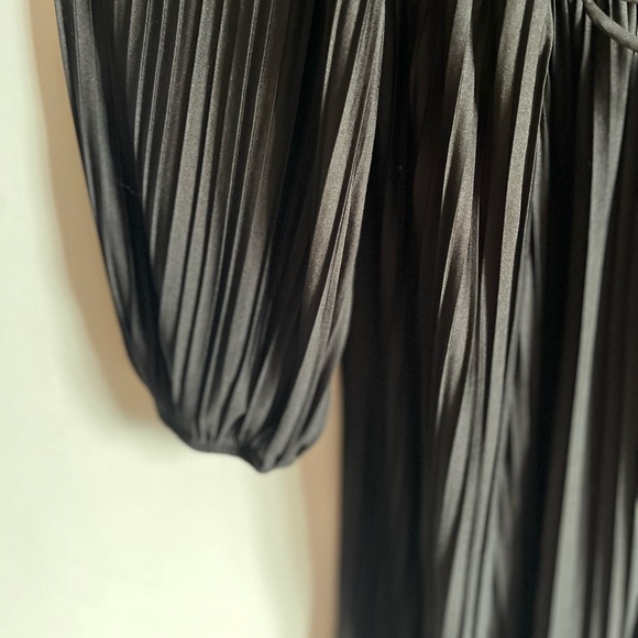 H&M pleated dress with drawstring  . Size US  L - Picture 3 of 6